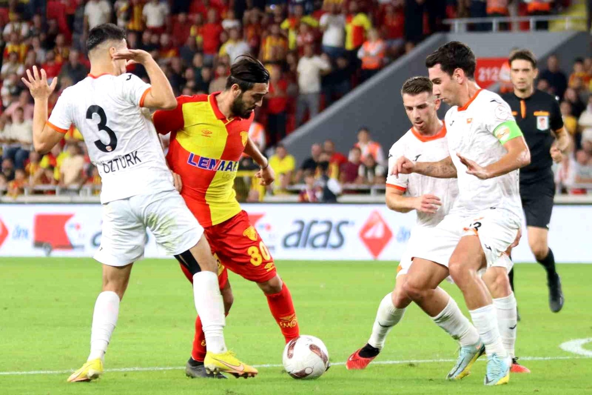 Göztepe\'nin altyapısından yetişen Yalçın Kayan, ligin en iyi oyuncusu
