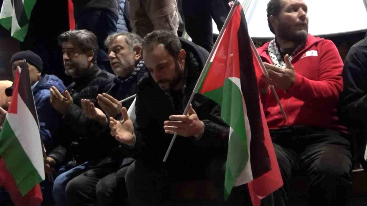 Gümüşhane\'de İsrail\'i protesto eden vatandaşlar Filistin için dualar etti