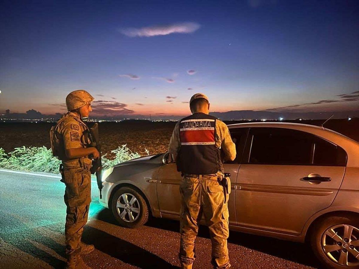 Hatay\'da 68 düzensiz göçmen yakalandı, 5 kişi gözaltına alındı