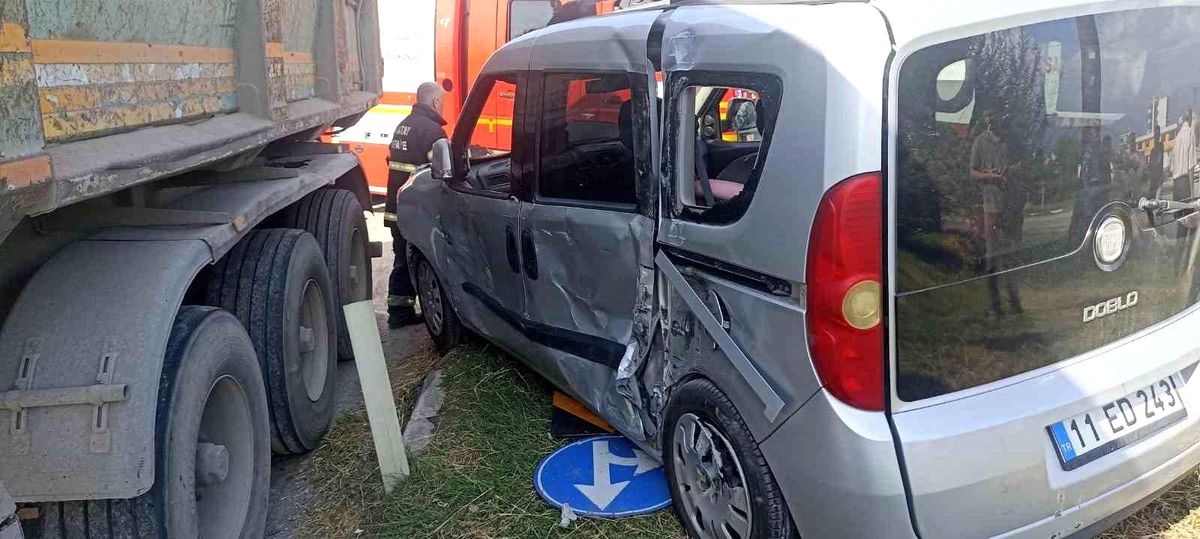 Dörtyol\'da Trafik Kazası: Araç Trafik Levhasına Çarptı