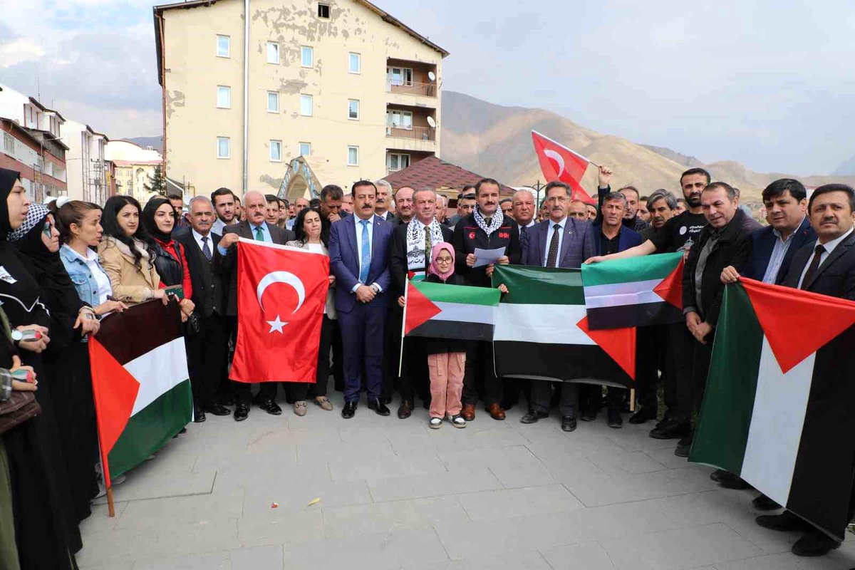 Hakkari\'de İsrail saldırılarında hayatını kaybeden Filistinliler için gıyabi cenaze namazı kılındı