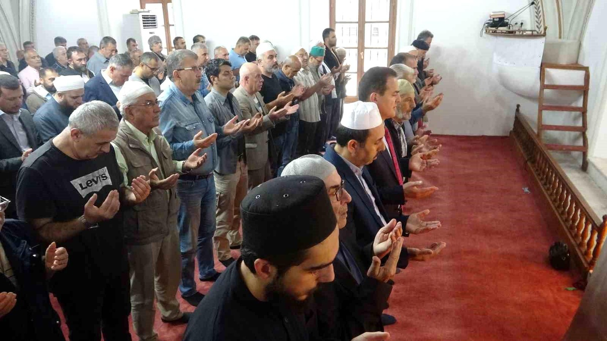 İsrail\'in Filistin\'e saldırılarında hayatını kaybedenler için gıyabi cenaze namazı kılındı
