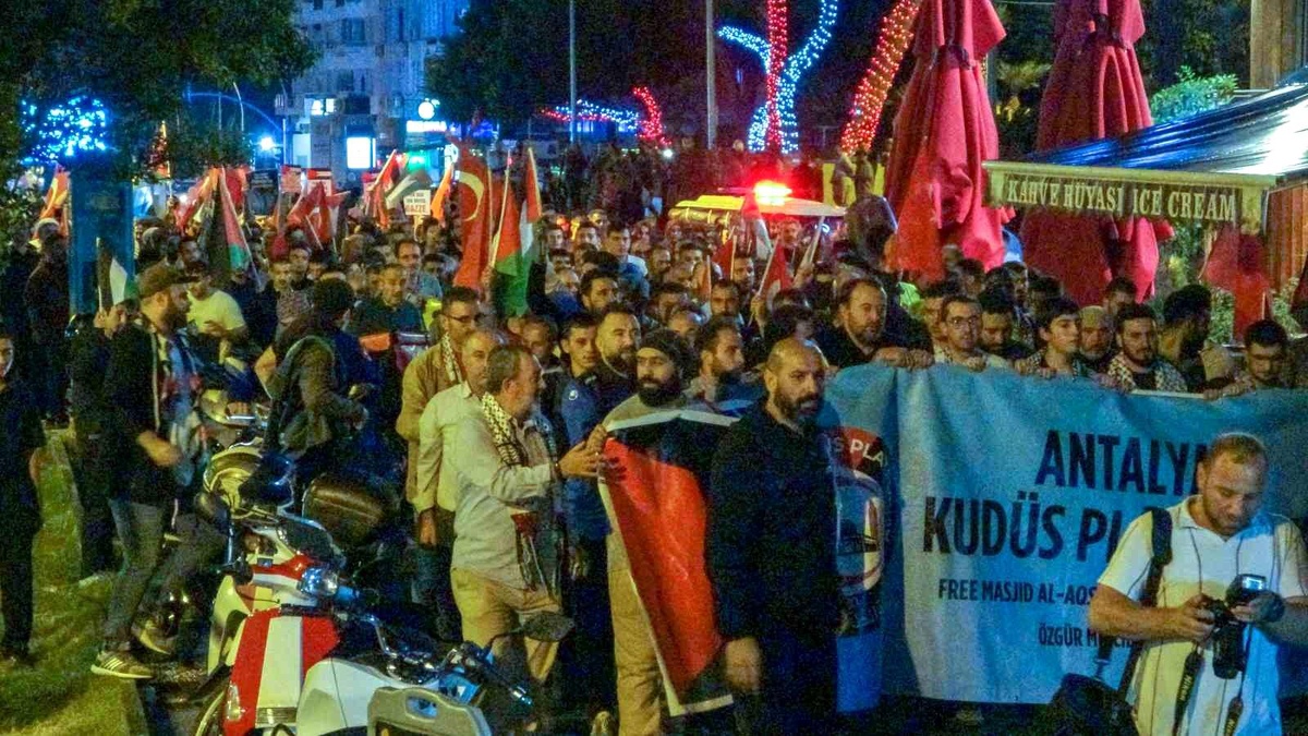 Antalya\'da El-Ehli Baptist Hastanesi saldırısını protesto ettiler
