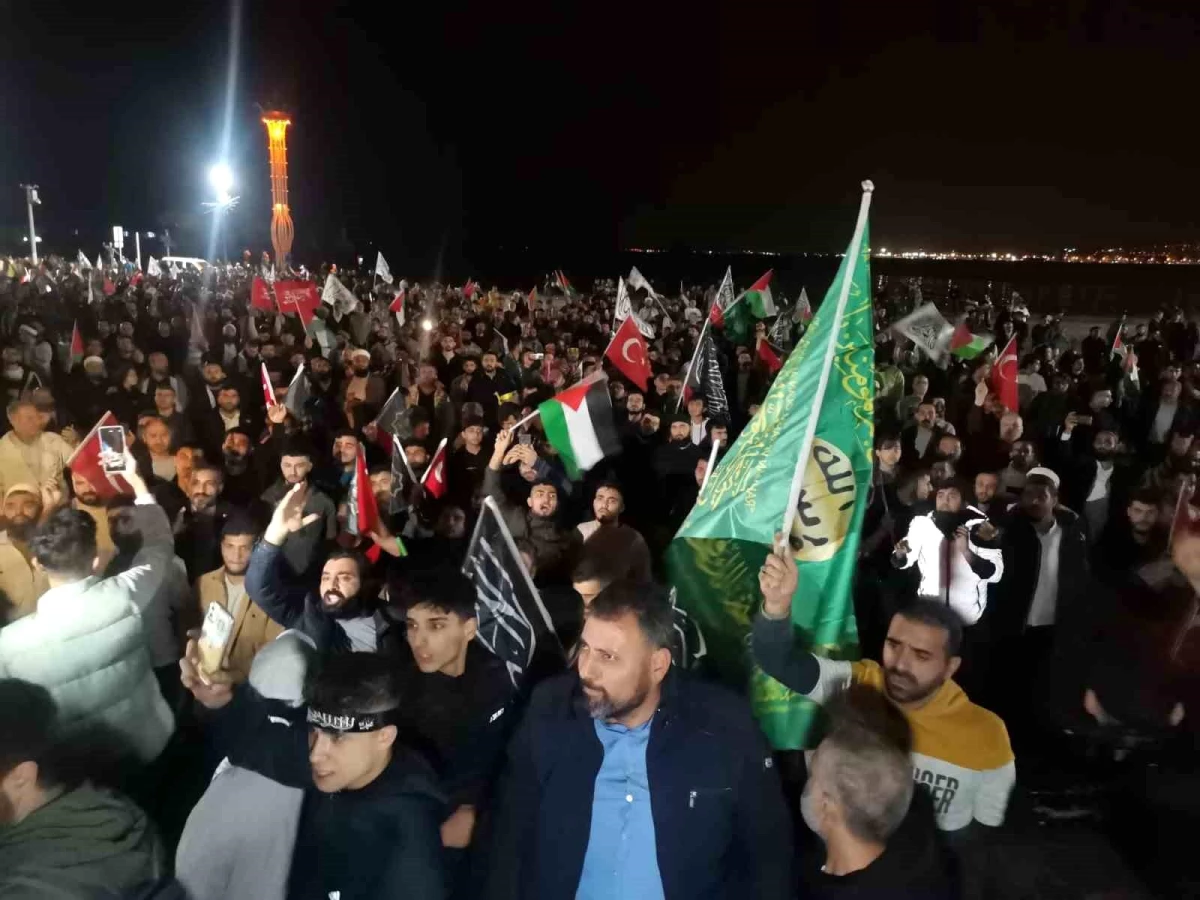 İsrail\'in Gazze\'deki hastaneye saldırısı İzmir\'de protesto edildi