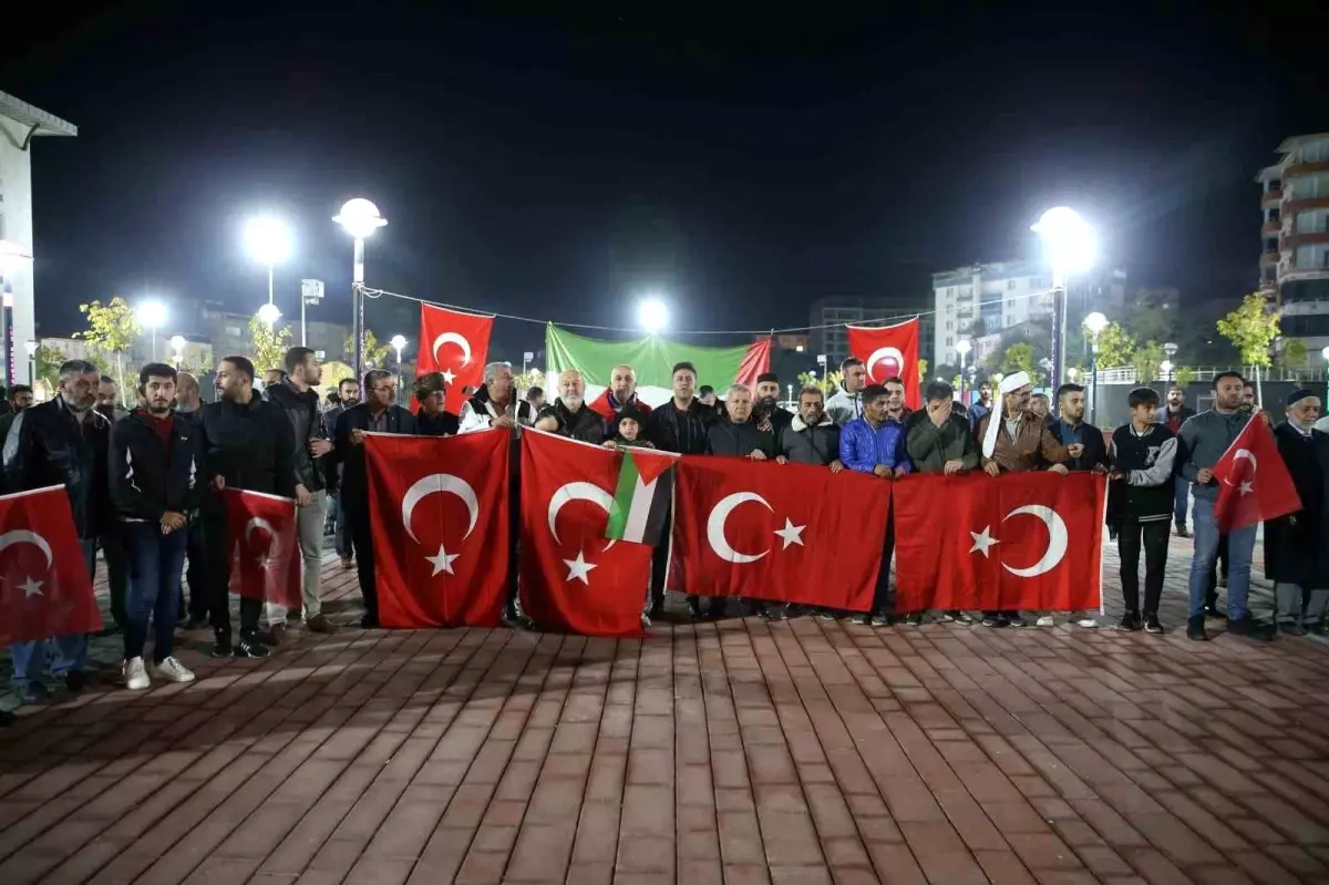 Muş\'ta Vatandaşlar Gazze\'deki Hastane Saldırısını Protesto Etti