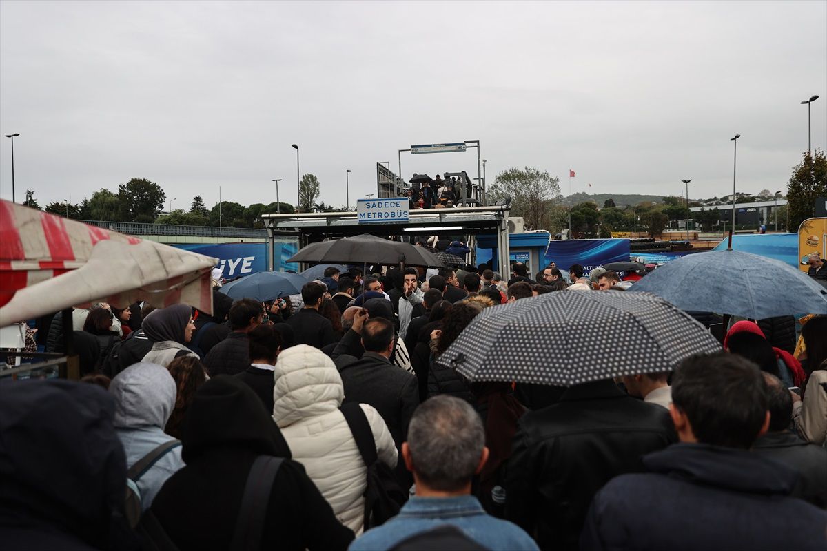 İstanbul\'da yağışlı havanın etkisiyle trafik yoğunluğu yaşanıyor