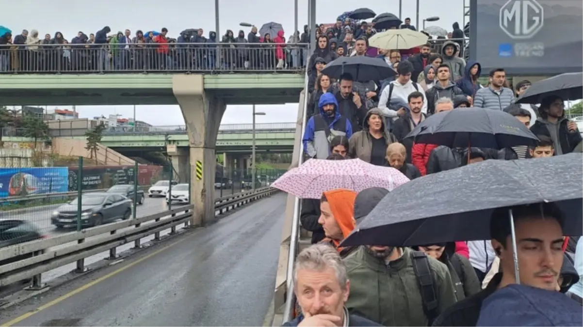 İstanbullunun çilesi bitmiyor! Uzunçayır\'da metrobüs kaza yaptı, duraklar doldu taştı