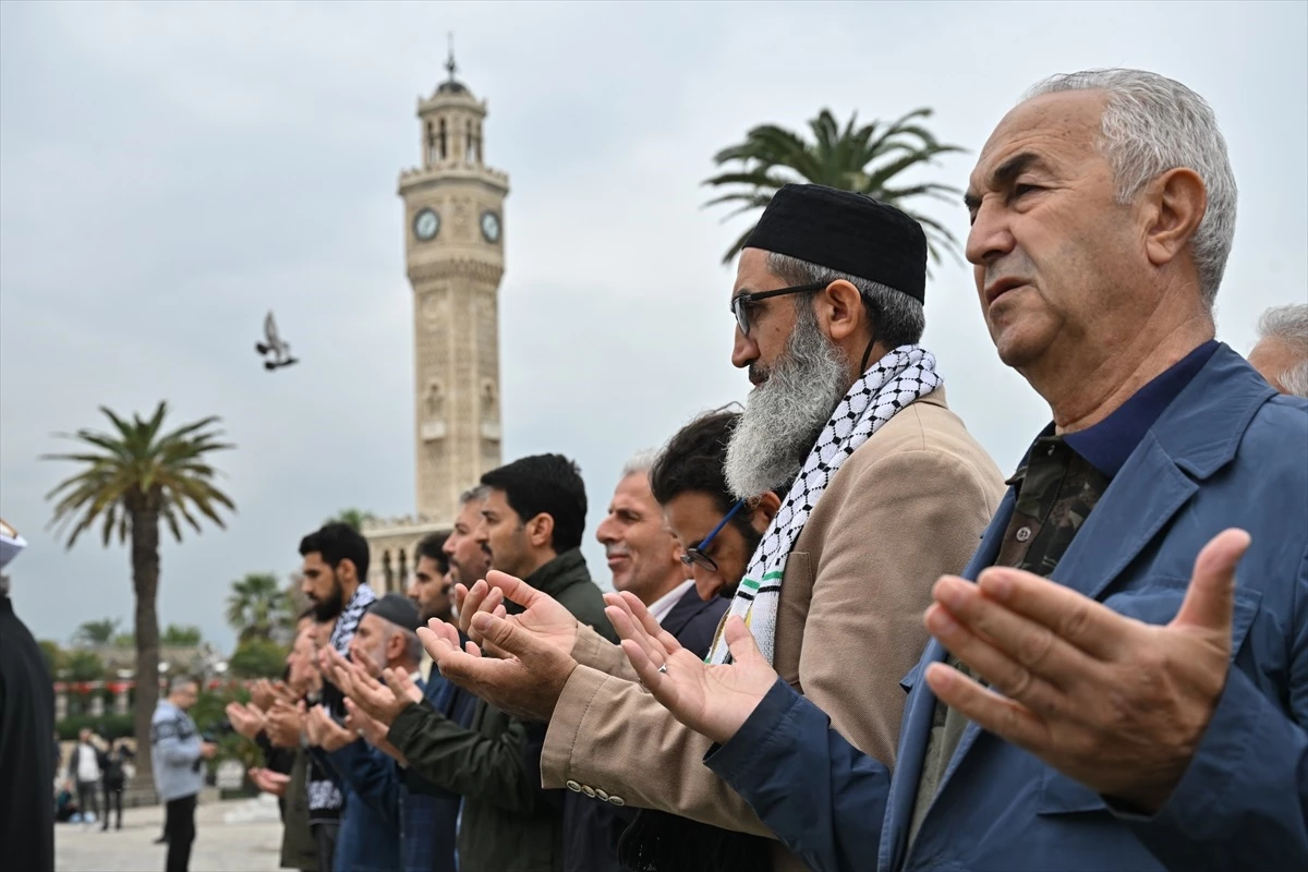 İsrail\'in Gazze\'ye yönelik saldırılarında ölen Filistinliler için camilerde sela okundu