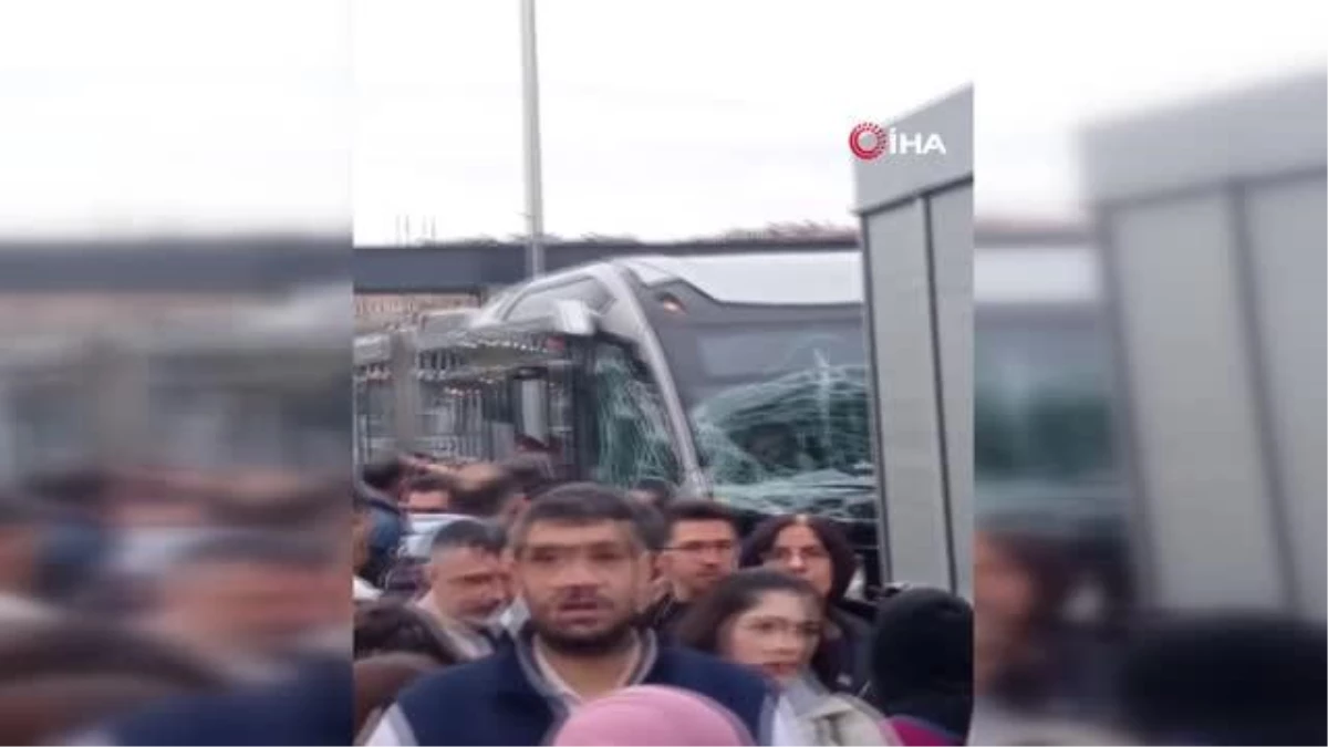 Kadıköy Uzunçayır\'da metrobüs kaza yaptı