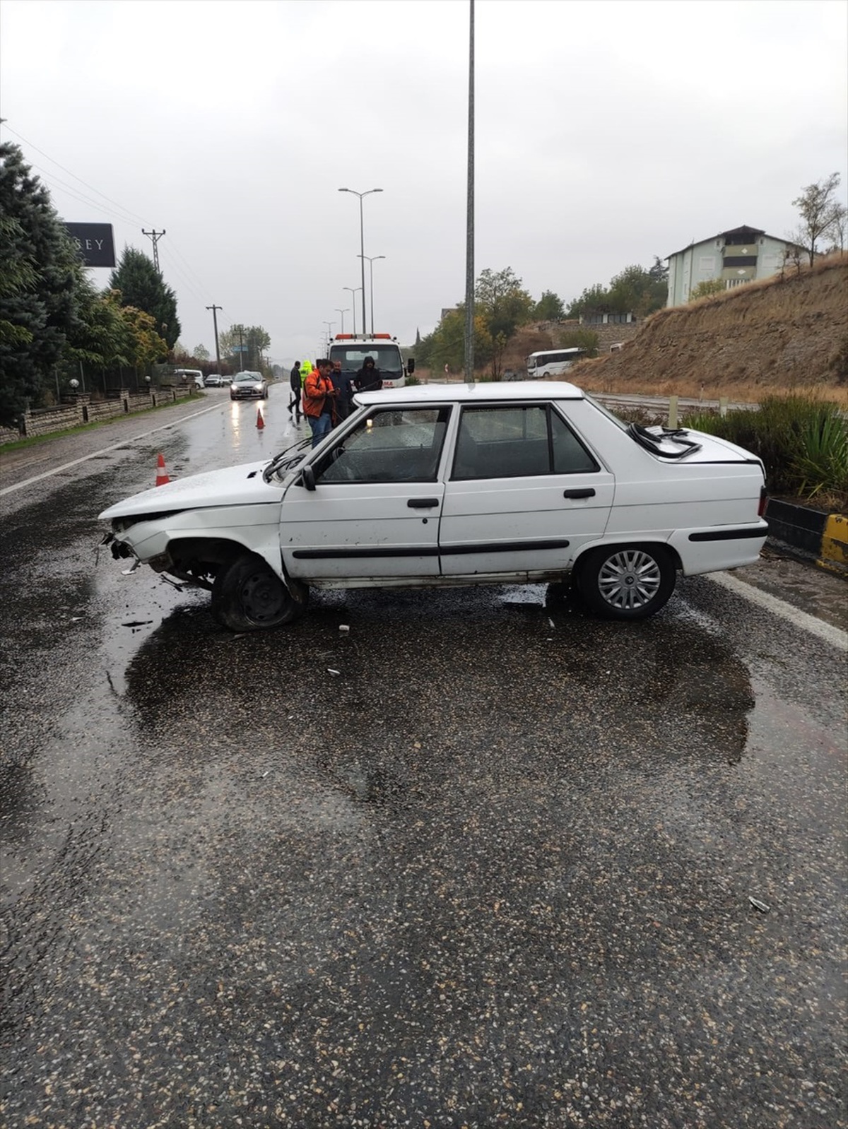 Safranbolu\'da refüje çarpan otomobilin sürücüsü yaralandı