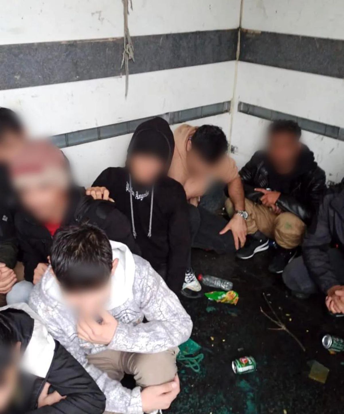 Kırklareli\'de Kamyonetin Arkasında 58 Kaçak Göçmen Yakalandı