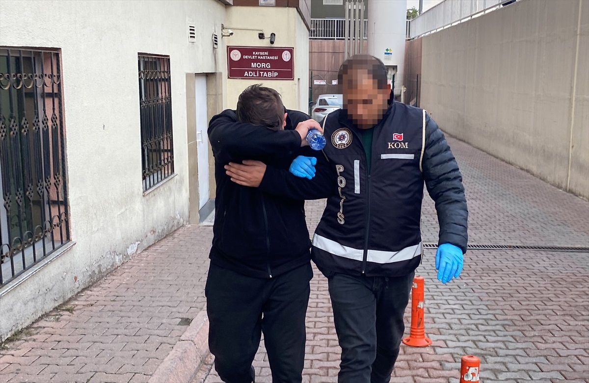 Kayseri\'de ruhsatsız silah satan 3 şüpheli gözaltına alındı