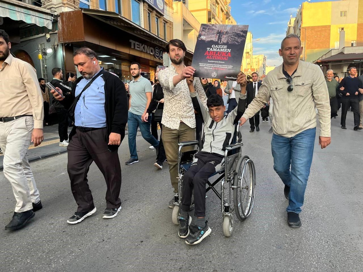 Kilisliler İsrail\'in Gazze\'deki hastane saldırısını protesto etti