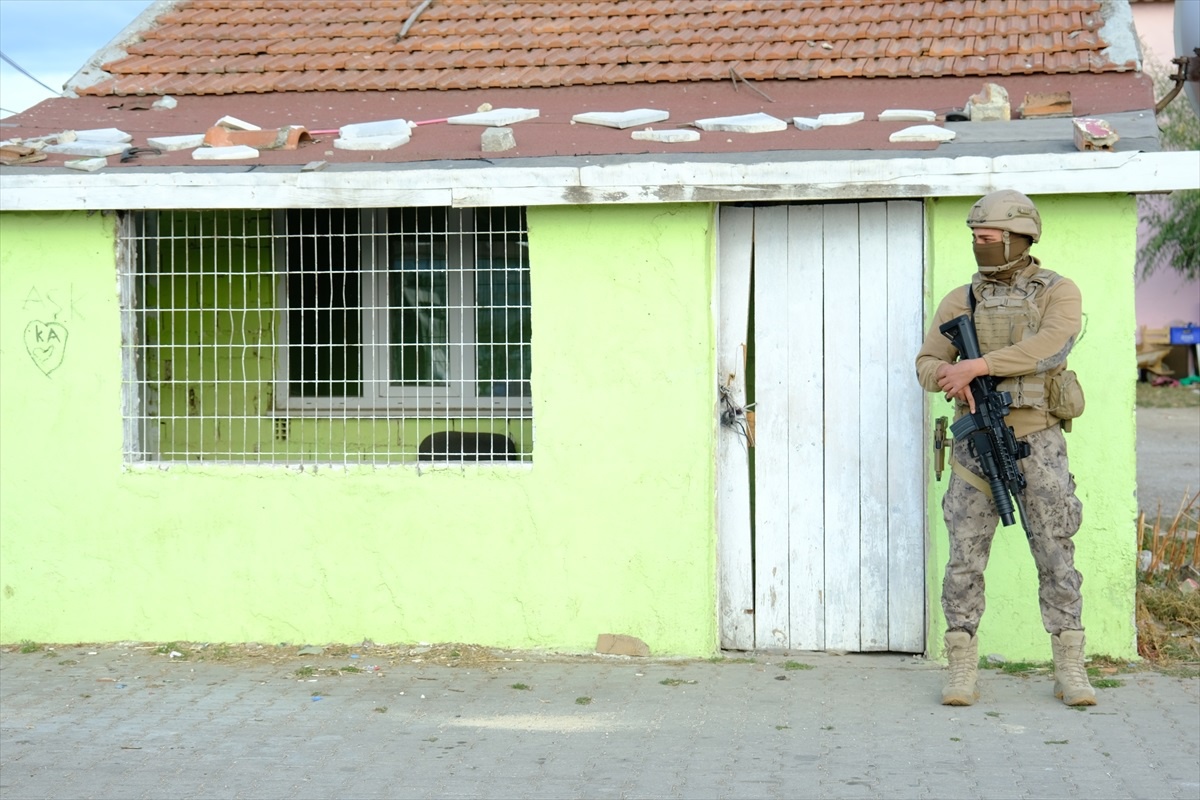 Kırklareli\'nde Özel Harekat Polisleri ve Dron Desteğiyle Uyuşturucu Kaçakçılarına Denetim