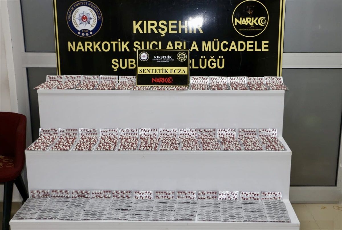 Kırşehir\'de Otomobilde 2 Bin 799 Sentetik Uyuşturucu Hap Bulundu, 2 Şüpheli Tutuklandı