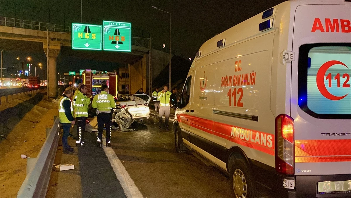 Kocaeli\'de Otomobilin Direğe Çarpması Sonucu 4 Kişi Yaralandı