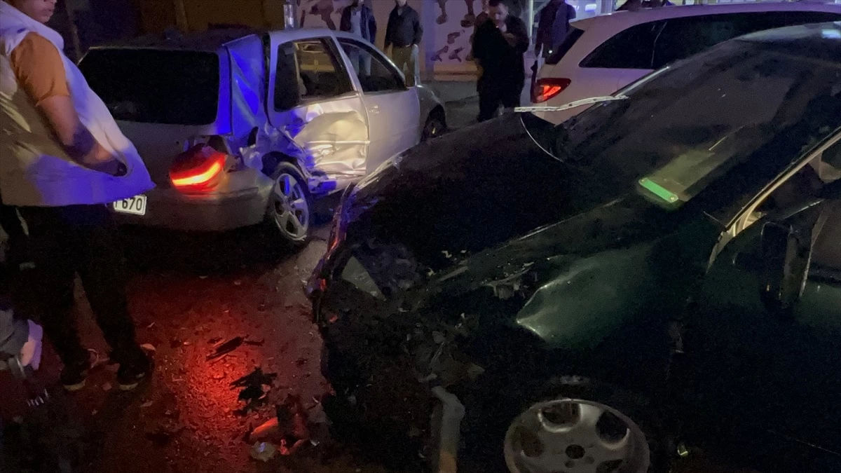 Gebze\'de İki Otomobil Çarpıştı: 3 Yaralı