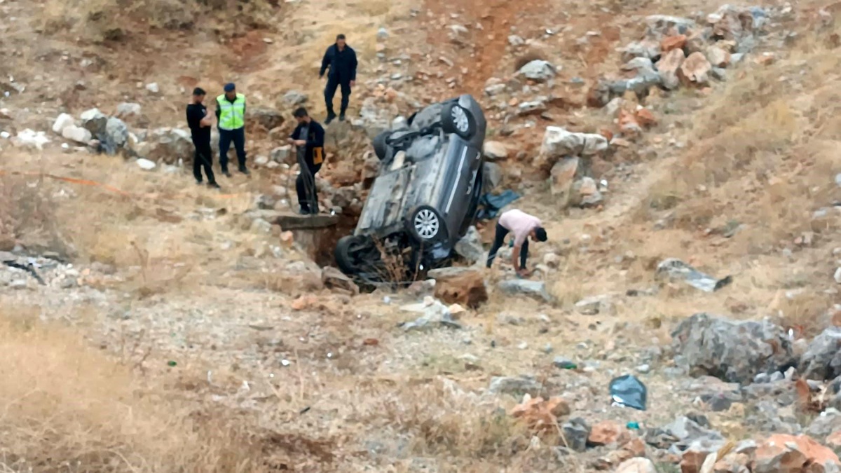 Malatya\'da otomobil şarampole yuvarlandı: 3 yaralı