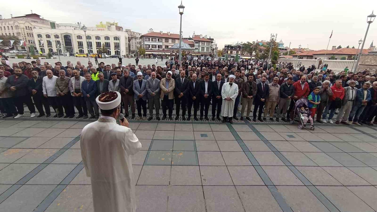 İstanbul\'da Filistin\'de hayatını kaybedenler için gıyabi cenaze namazı kılındı