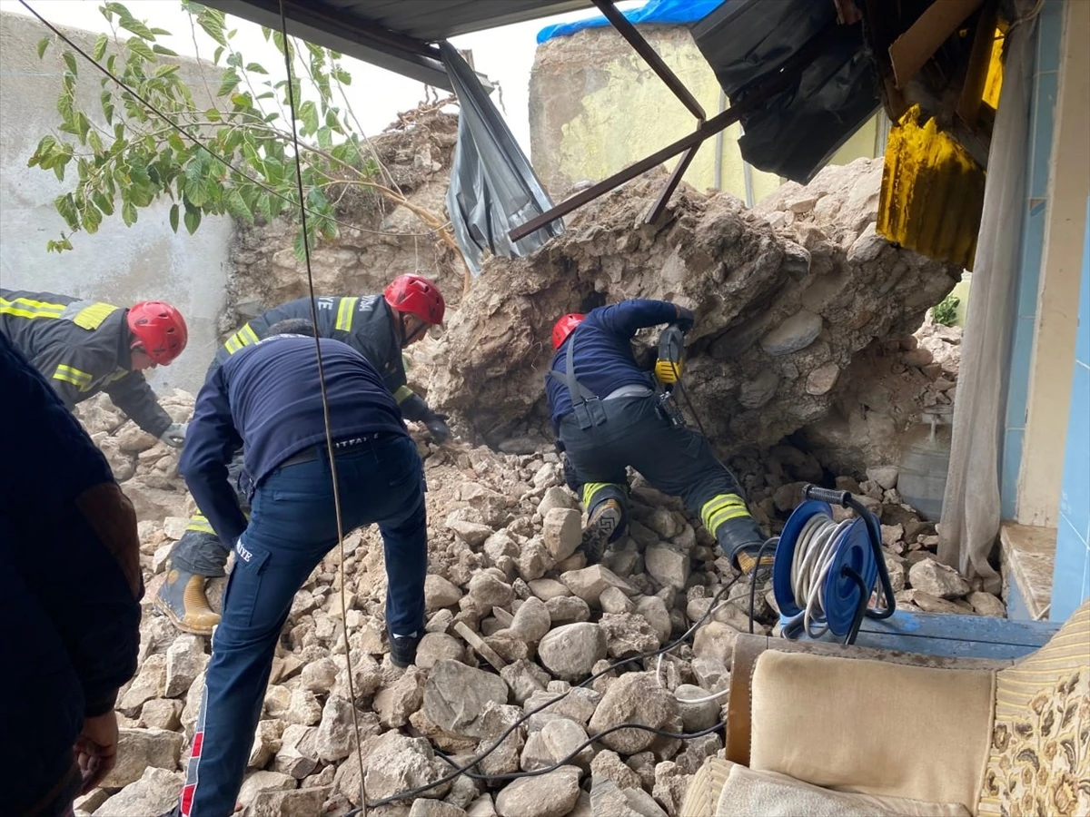Manisa\'da Bahçe Duvarı Çöktü, Bir Kişi Hayatını Kaybetti