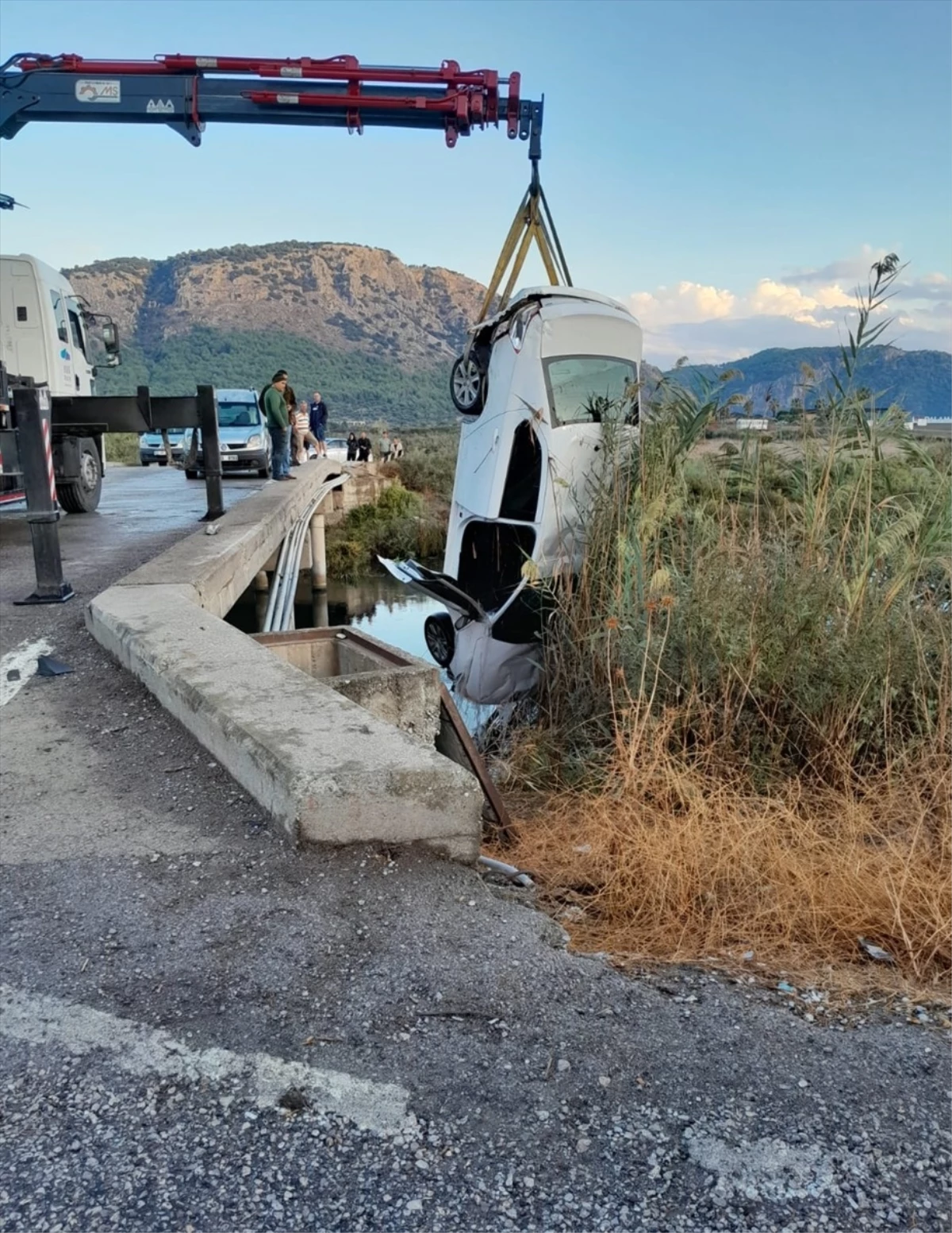 Muğla\'da Otomobil Sulama Kanalına Düştü: 2 Yaralı
