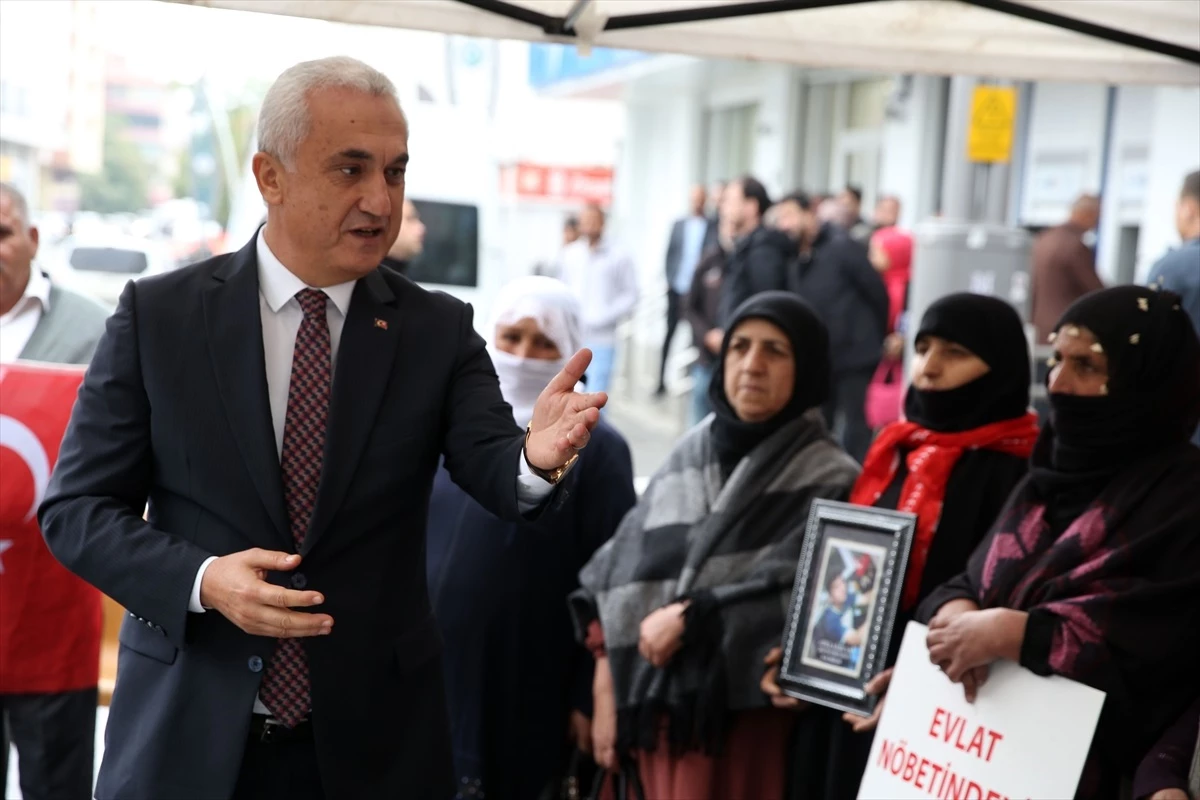 Muş Valisi Avni Çakır, HDP\'yi sorumlu tutan aileleri ziyaret etti