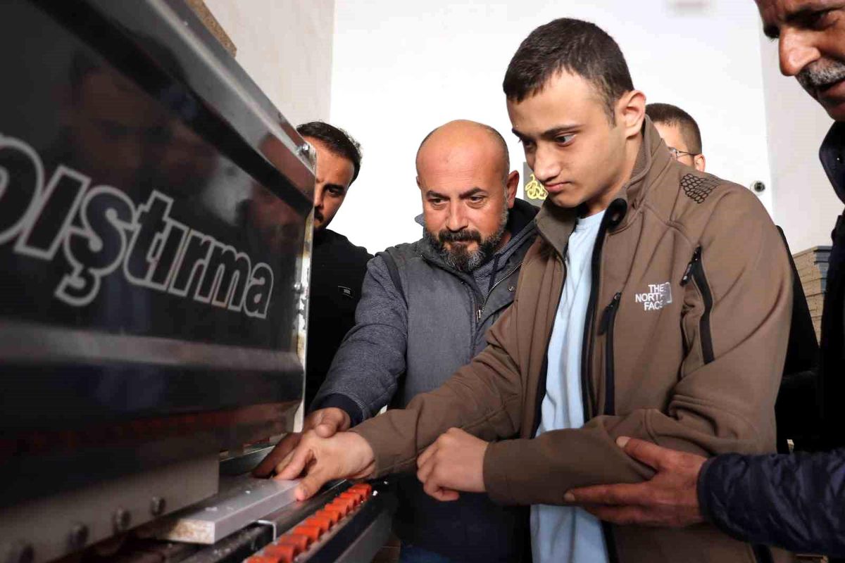 Kayseri\'de Özel Eğitim Gören Öğrenciler Mobilya Atölyesinde Ustalık Yaptı