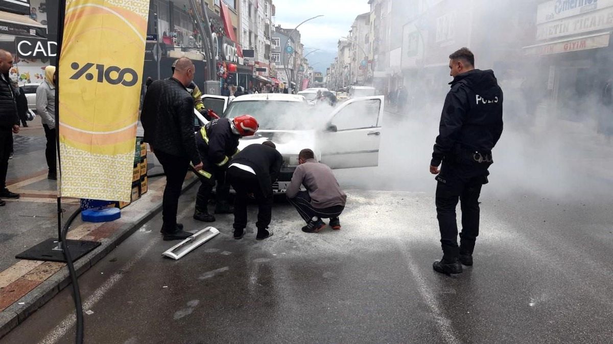 Gebze\'de park halindeki otomobilde yangın çıktı