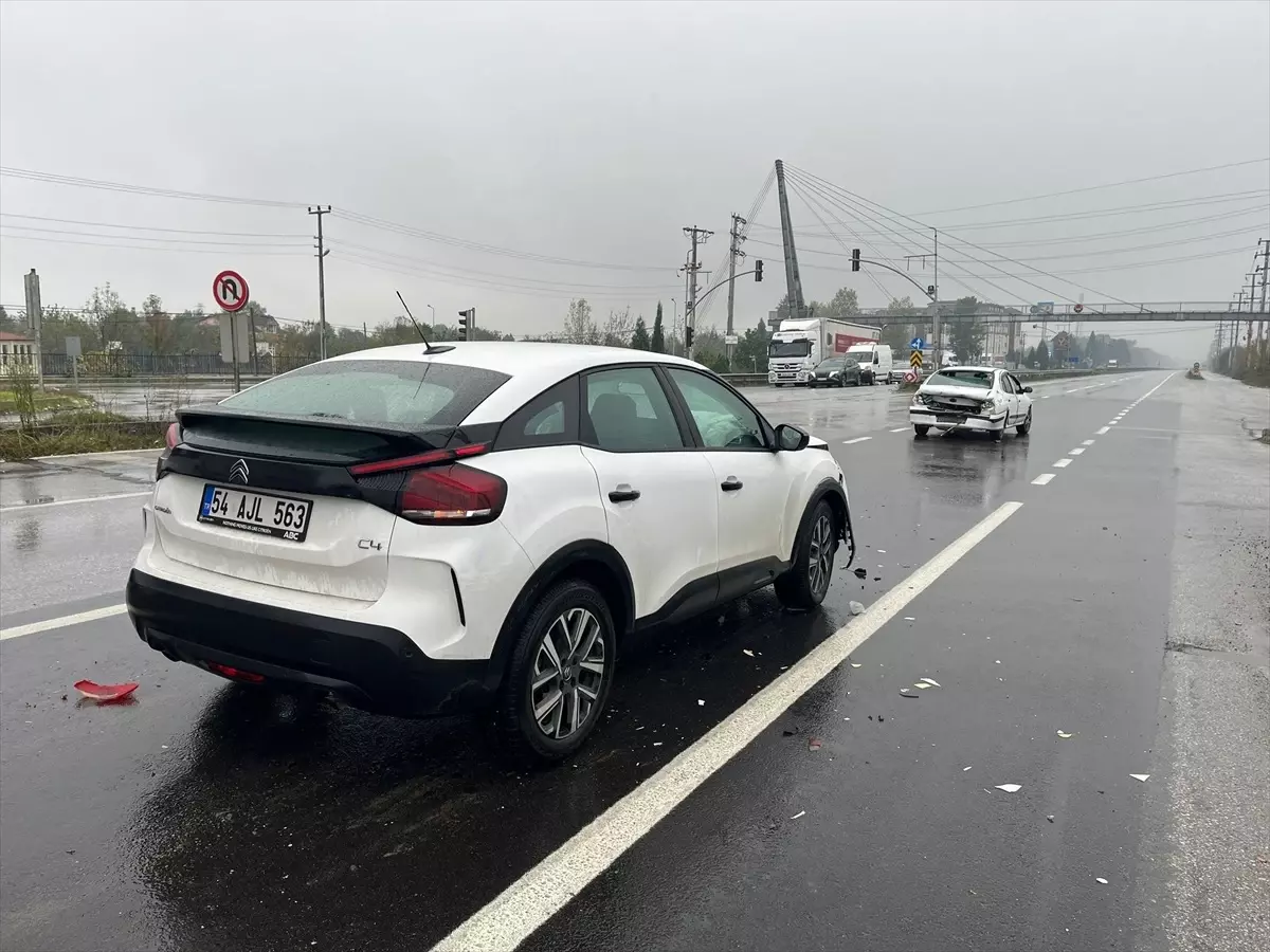 Sakarya'da trafik kazası: 2 kişi hafif yaralandı