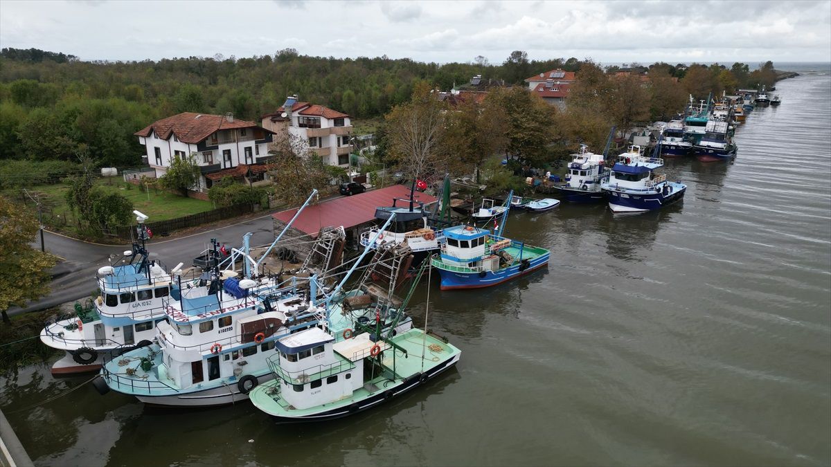 Sakarya\'da Ters Dalga Nedeniyle İki Balıkçı Teknesi Battı
