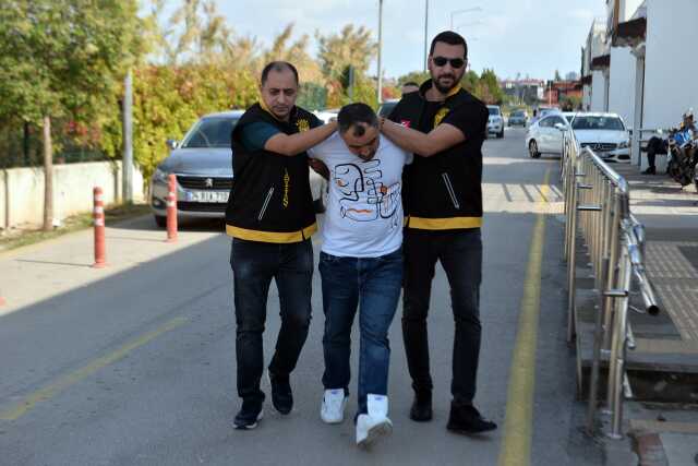 Sevgilisini boğmaya çalıştı, yardım etmek isteyen kişiyi öldürüp 3 kişiyi yaraladı Sevgilisini boğmaya çalıştı, yardım etmek isteyen kişiyi öldürüp 3 kişiyi yaraladı