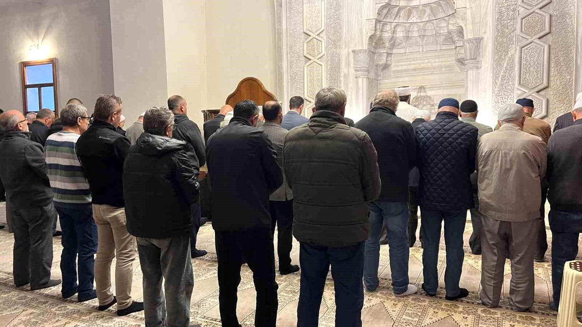 Filistin\'de hayatını kaybedenler için gıyabi cenaze namazı kılındı