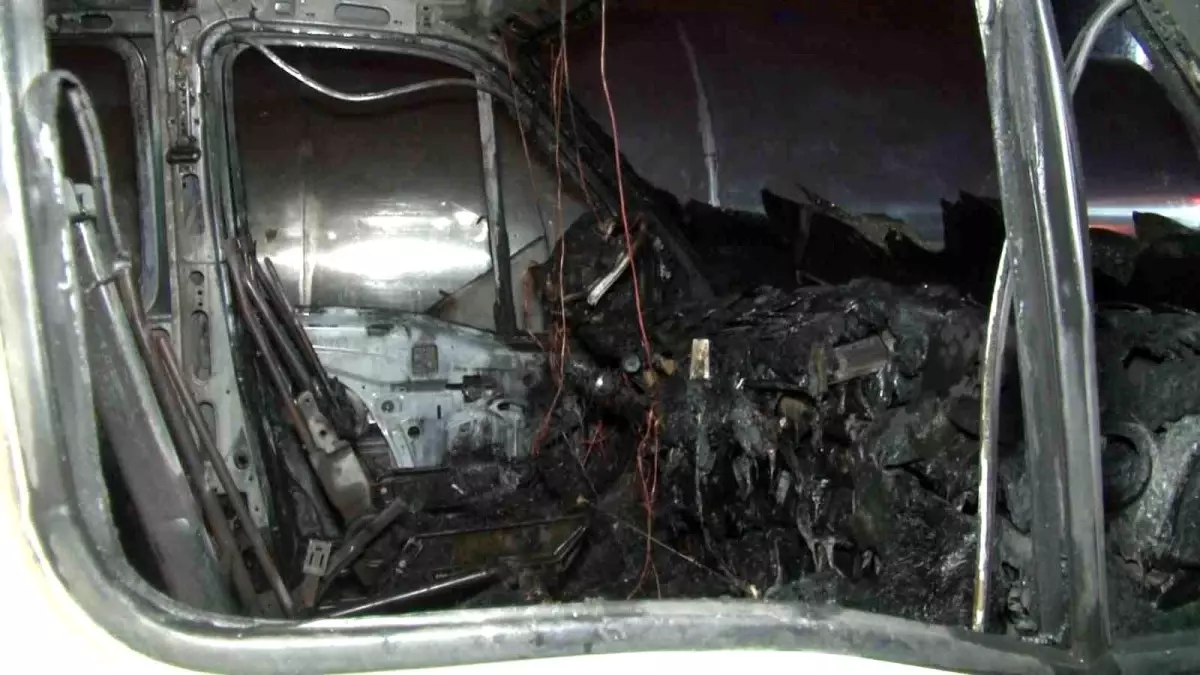 Ümraniye\'de Alkol Alan Kişiler Servis Aracını Ateşe Verdi