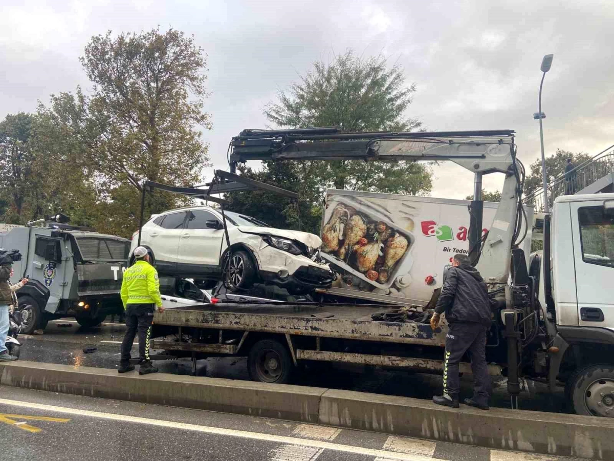 Üsküdar\'da 13 araç ve bir TOMA\'nın karıştığı kazada 1 kişi yaralandı