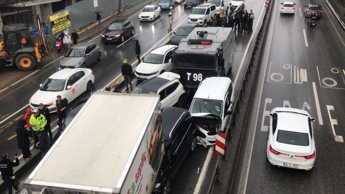 Üsküdar\'da Şile Otoyolu\'nda Zincirleme Trafik Kazası: 1 Yaralı