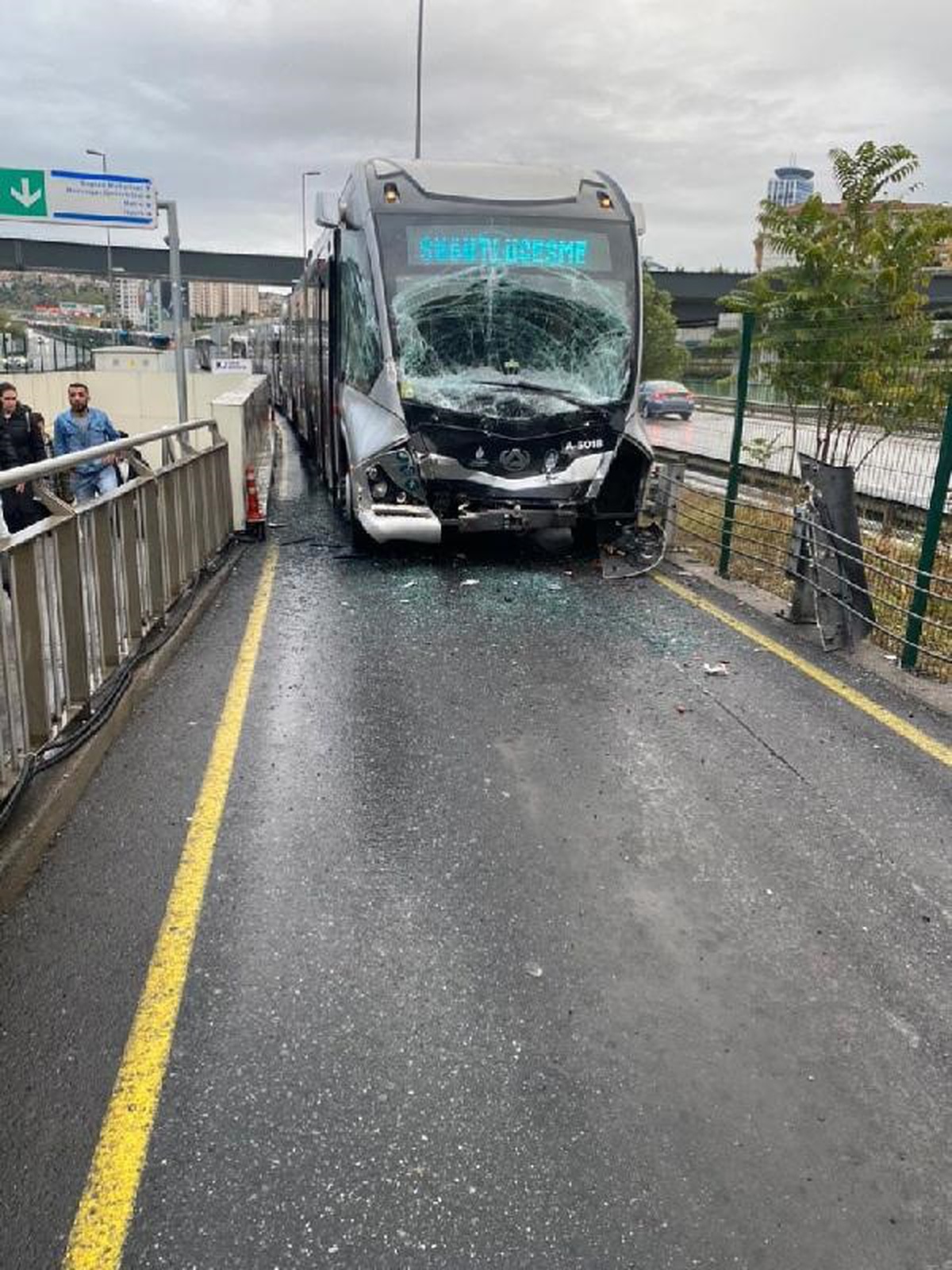 Uzunçayır\'da metrobüs kaza yaptı-1