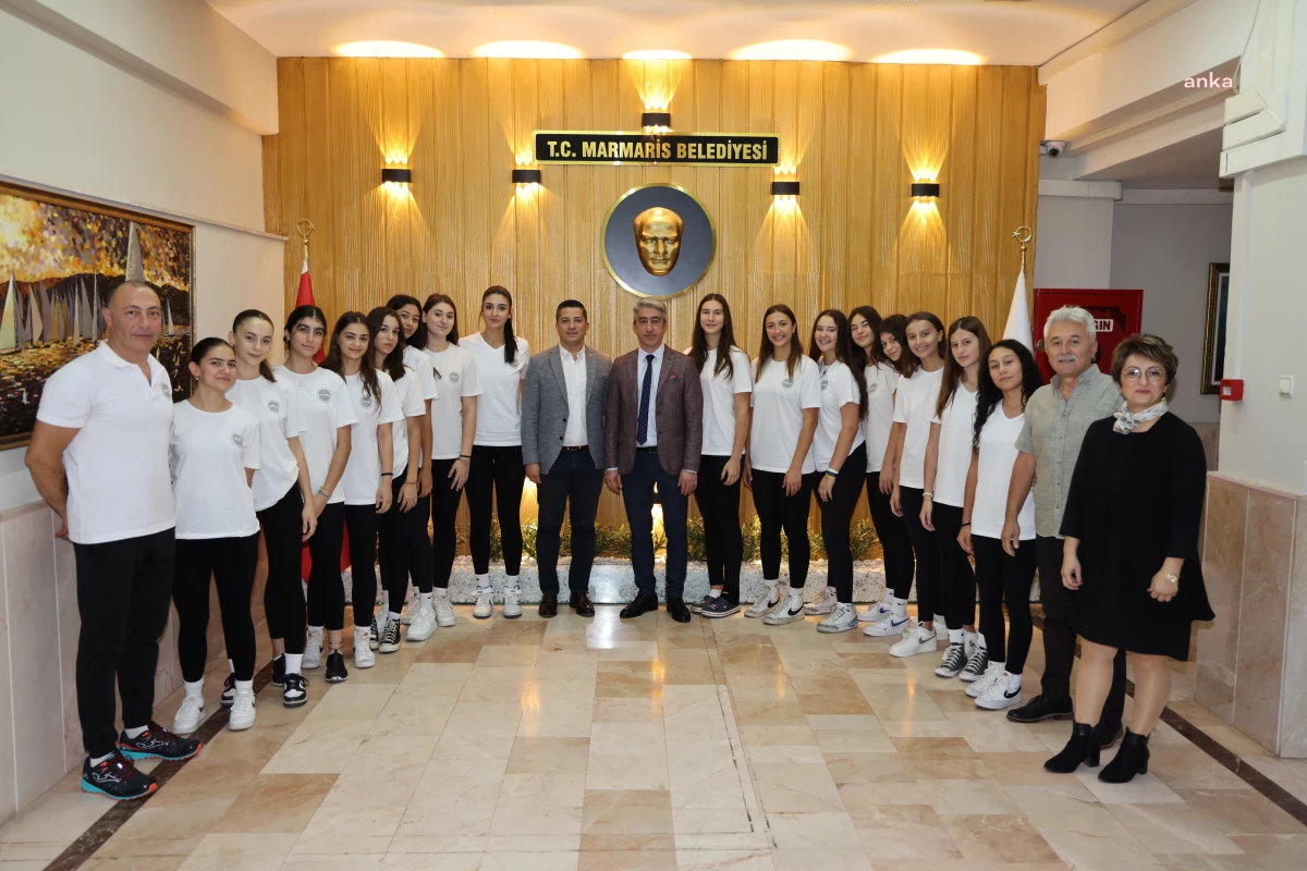 Marmaris Belediyesi Gençlik Spor Kulübü U-18 Voleybol Takımı Başkan Oktay\'ı ziyaret etti