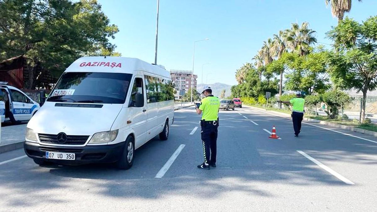 Gazipaşa\'da Minibüs Denetimleri: 83 Araçta 13 Bin 400 TL Cezai İşlem Uygulandı