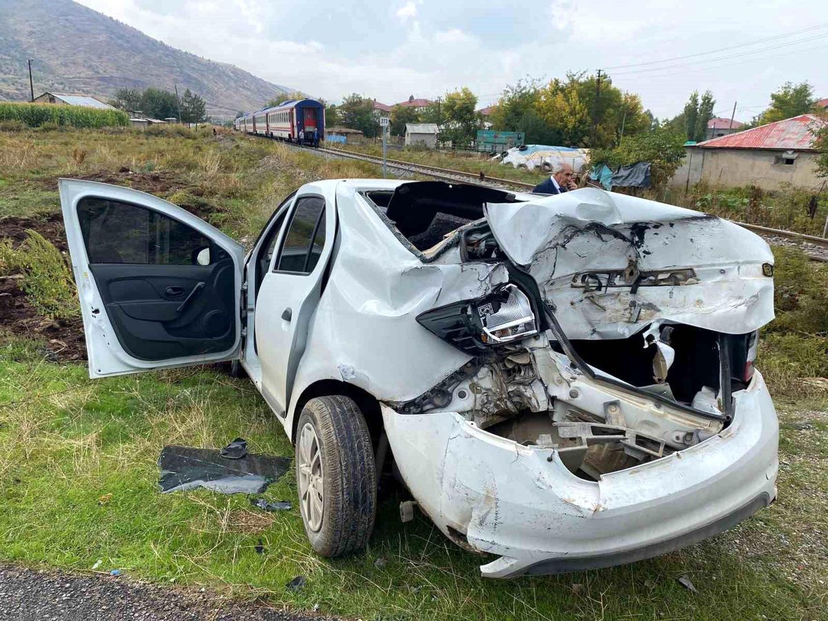 Ankara seferini yapan yolcu treni hemzemin geçitte otomobile çarptı