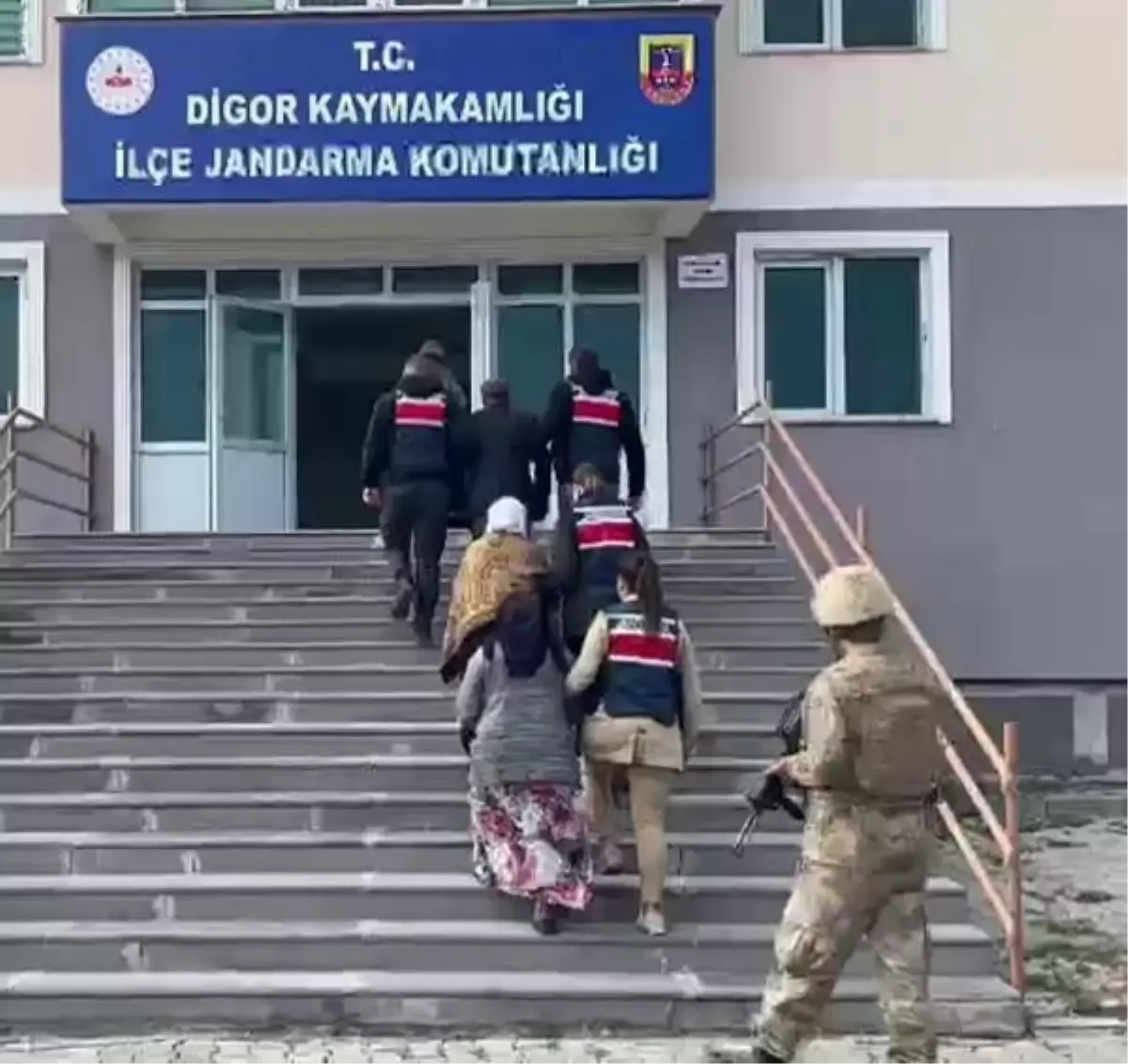 KARS Merkezli 12 İlde Teröristlere Yardım ve Yataklık Eden 4 Şüpheli Yakalandı