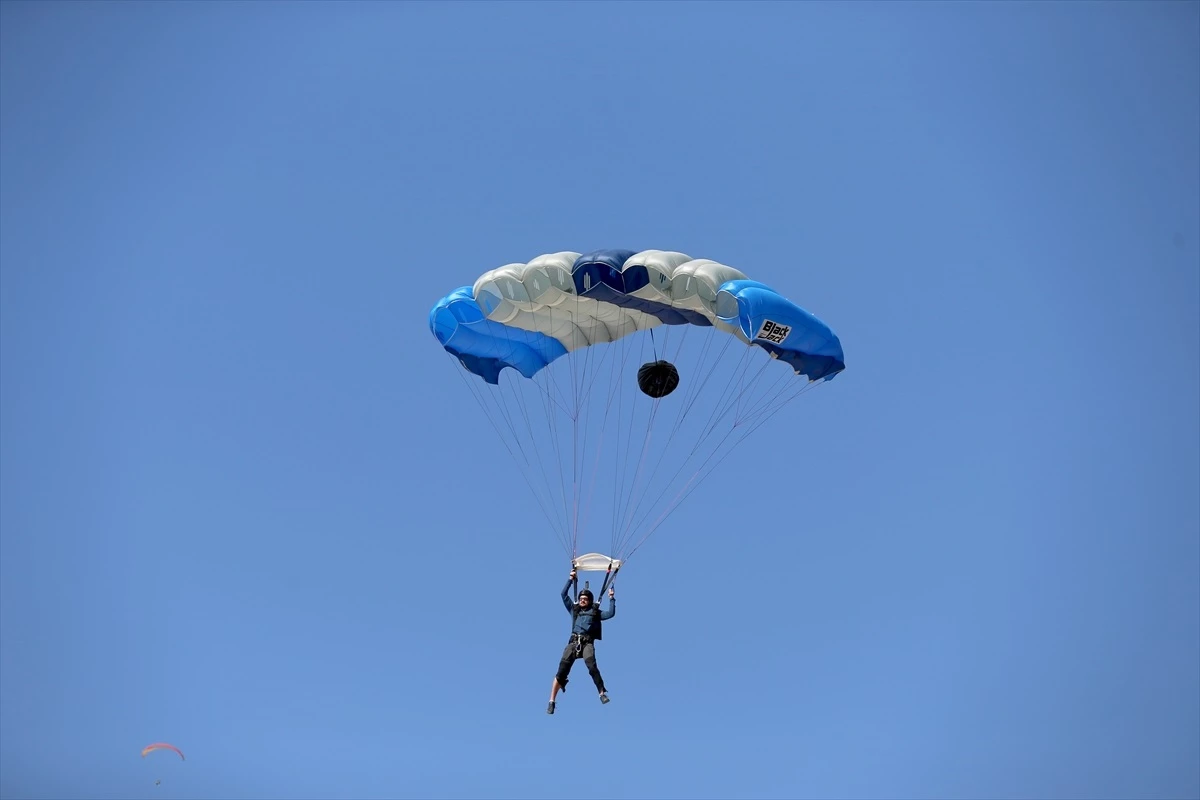 Fethiye\'de düzenlenen Hava Oyunları Festivali heyecan dolu anlara sahne oldu