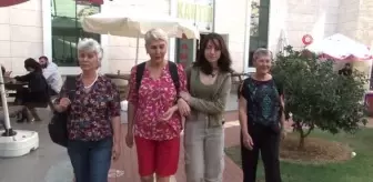 65 yaşındaki Seher nine, kardeşleri ve torunu ile aynı üniversitede Ders aralarında buluşup birlikte vakit geçiriyorlar