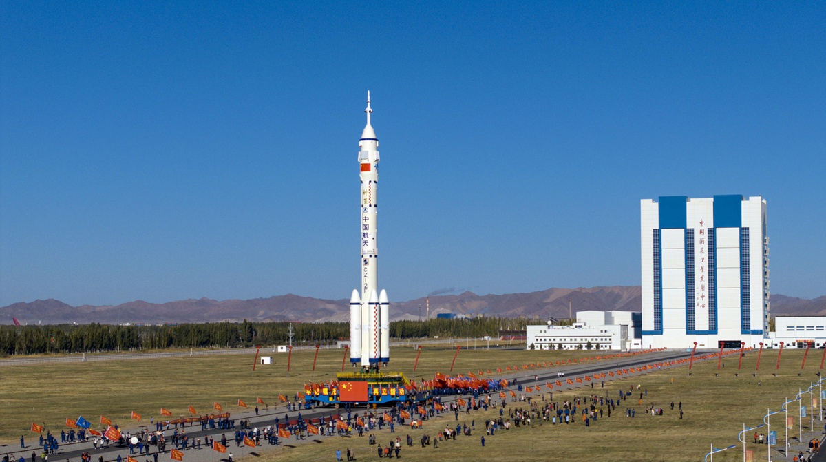 Çin, Shenzhou-17 Uzay Aracını Fırlatma Alanına Nakletti
