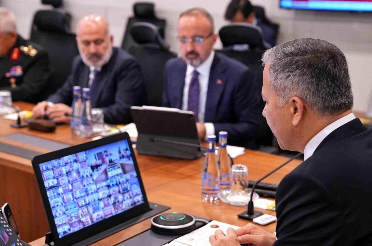 İçişleri Bakanı Ali Yerlikaya, Terör ve Organize Suçlarla Mücadele Toplantısı Düzenledi
