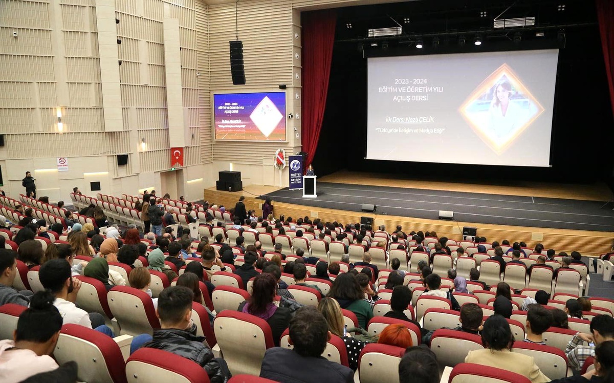 Kayseri Büyükşehir Belediye Başkanı Dr. Memduh Büyükkılıç, Erciyes Üniversitesi İletişim ve Medya Teşvik Ödülleri\'ne katıldı