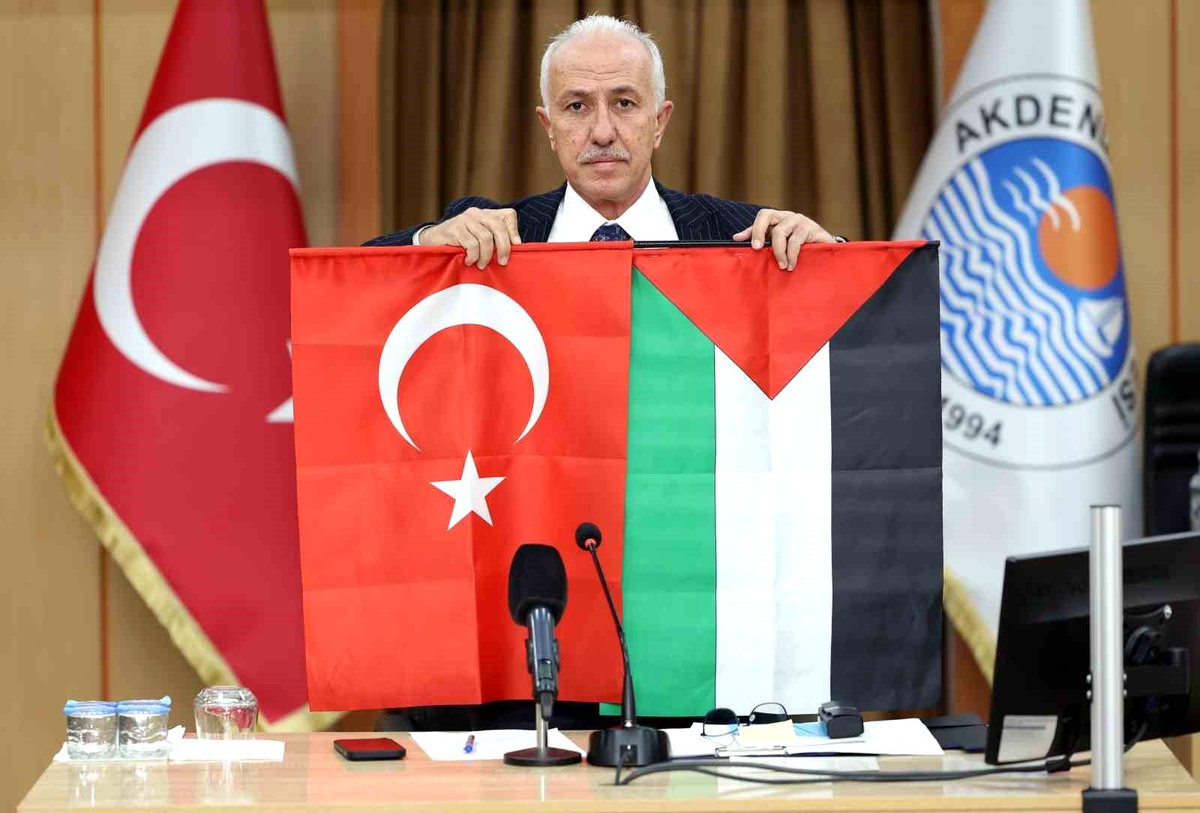Başkan Gültak\'tan Filistin\'e bayraklı destek