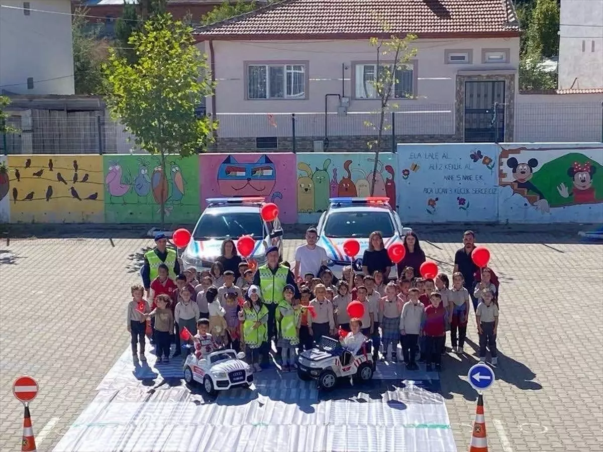 Bilecik İl Jandarma Komutanlığından Öğrenci, Öğretmen ve Velilere Trafik Eğitimi