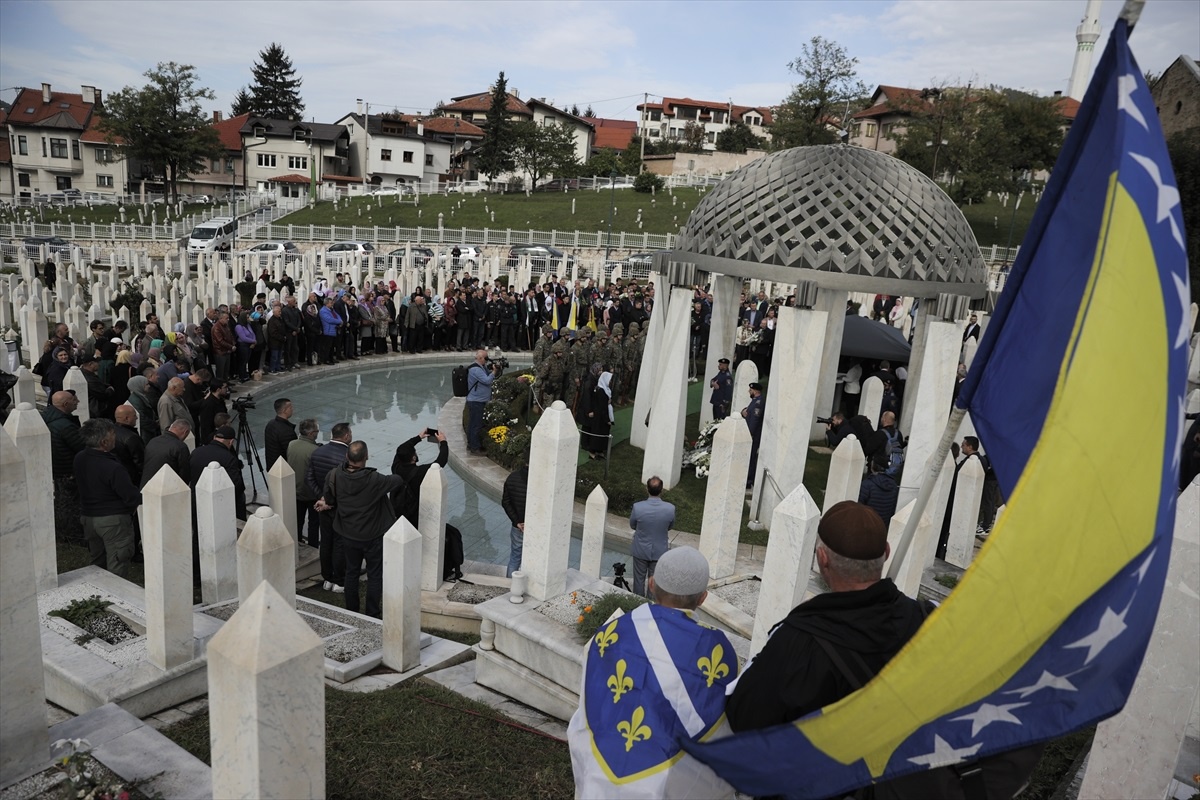 Bosna Hersek\'in ilk Cumhurbaşkanı İzetbegoviç, ölümünün 20. yılında kabri başında anıldı