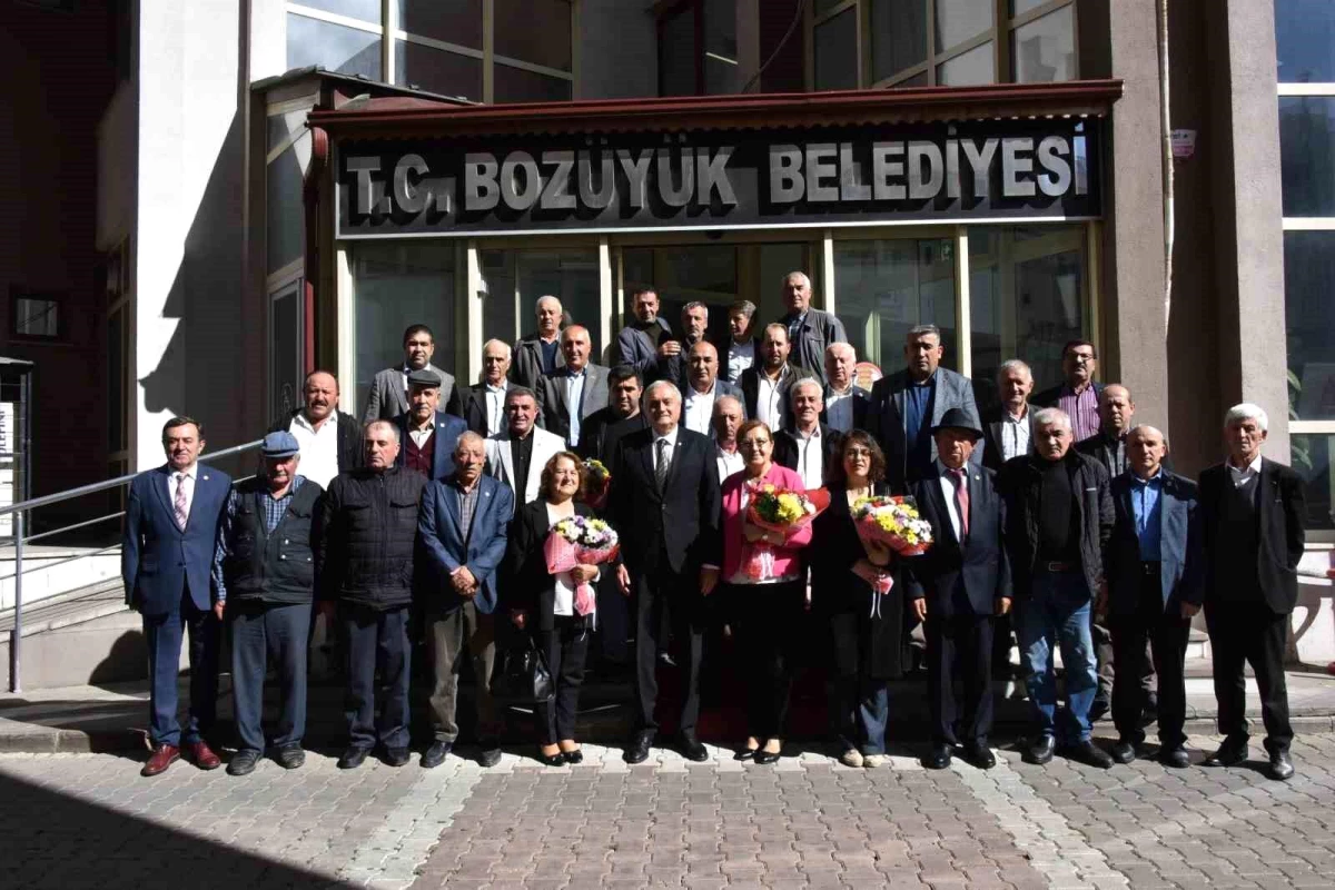 Bozüyük Muhtarlar Derneği Başkanı Mustafa Terle, Bozüyük Belediye Başkanı Mehmet Talat Bakkalcıoğlu\'nu ziyaret etti