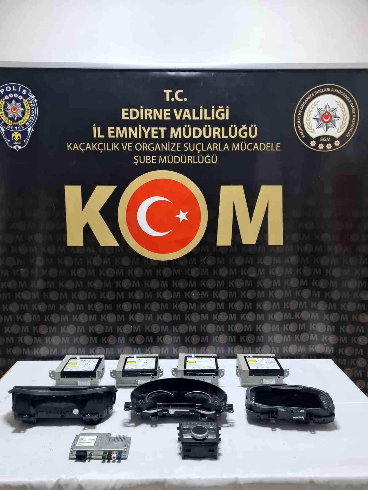 Edirne\'de bir tırda gümrük kaçağı otomobil parçaları ele geçirildi